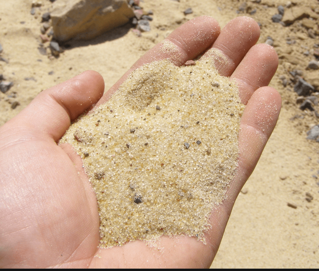 Содержание глины в песке. Две песчинки. Две песчинки. Песок под микроскопом. Песок в ладони.
