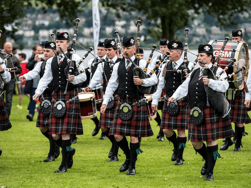 The scotts. Scottish Pipe Band. Scottish шаг. Scottish Bearskins Band. Улыбка визитная карточка банд Шотландии.