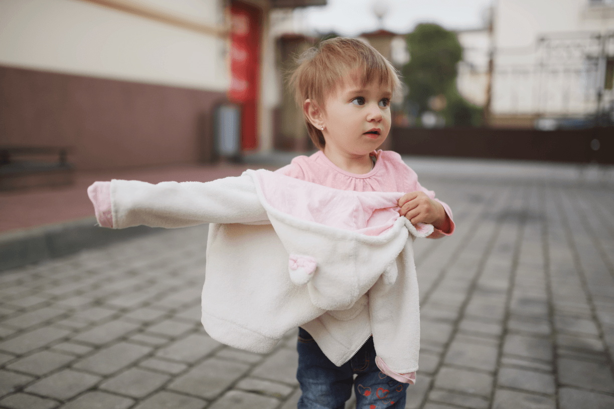 Ребенок одевается сам. Get Dressed for School photo.