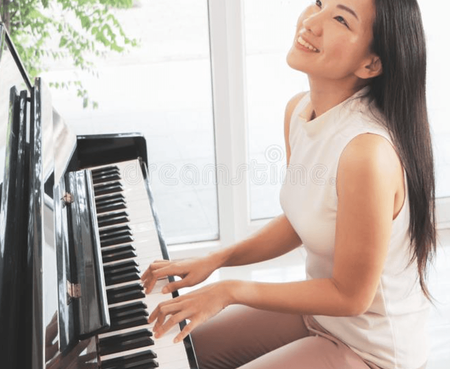 Look she plays the piano. Китаянка играет на фортепиано. Азиат пианист фото. Азиатская пианистка играющая в Нижнем белье.